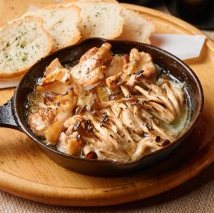 美味的当地鸡肉蘑菇蒜蓉酱配法棍面包