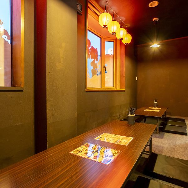 【大人数宴会に】店内には小上がりに3卓ご用意しております。掘りごたつ式なのでゆったりとした空間をご提供しております。家族や友人同士での利用に最適で、席を繋げて10名以上の予約も可能です。大切な時間をお過ごしいただくために、心地よい空間とサービスをご用意しております