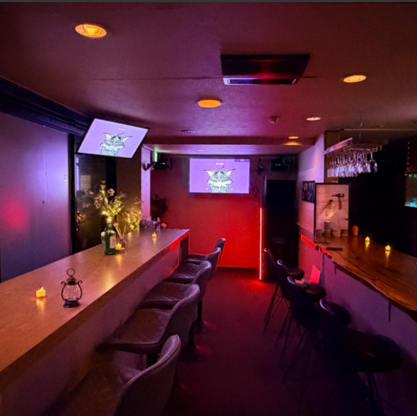 落ち着きのあるおしゃれな空間で、心地よいひとときをお過ごしいただけます。各種宴会にぴったりの雰囲気で、仲間との集まりや特別な夜にも最適。カラオケで思いきり盛り上がるもよし、ゆったりと会話を楽しむもよし。シーンに合わせた使い方ができる居心地の良い空間で、思い出に残る時間をお楽しみくださいませ。