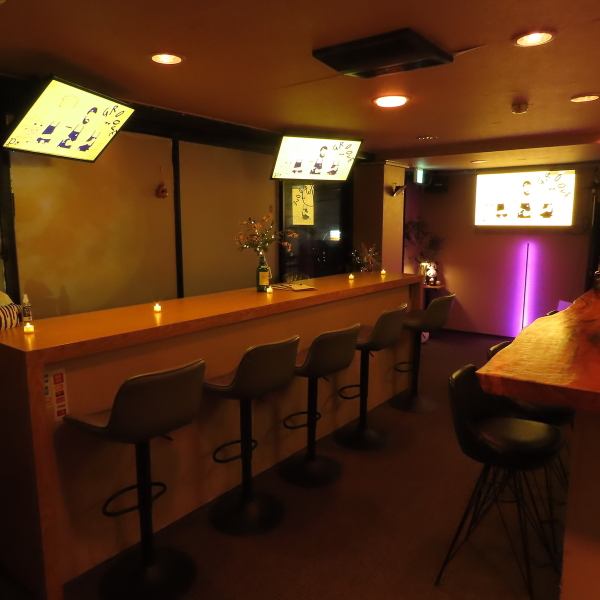 落ち着いた雰囲気の店内は、ワーキングスペースとして最適な空間。ゆったりとした席で作業や打ち合わせにも集中していただけます。美味しいコーヒーやドリンクを楽しみながら、リラックスした気分で過ごせるのも魅力。仕事の合間のひと休みや気分転換にもぴったりで、心地よい時間をサポートいたします。