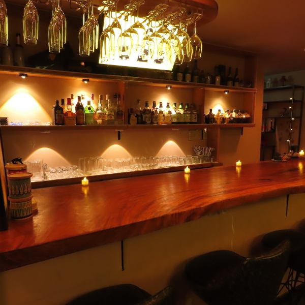 アットホームで温かみのある空間が広がる店内は、気軽に立ち寄れる心地よい雰囲気。カフェ利用からバー利用まで幅広くご利用いただけるため、昼はゆったりとしたひととき、夜はお酒を楽しむ時間としてお使いいただけます。お一人様はもちろん、ご友人やご家族との集まりにも最適です。様々なシーンでぜひご利用ください。