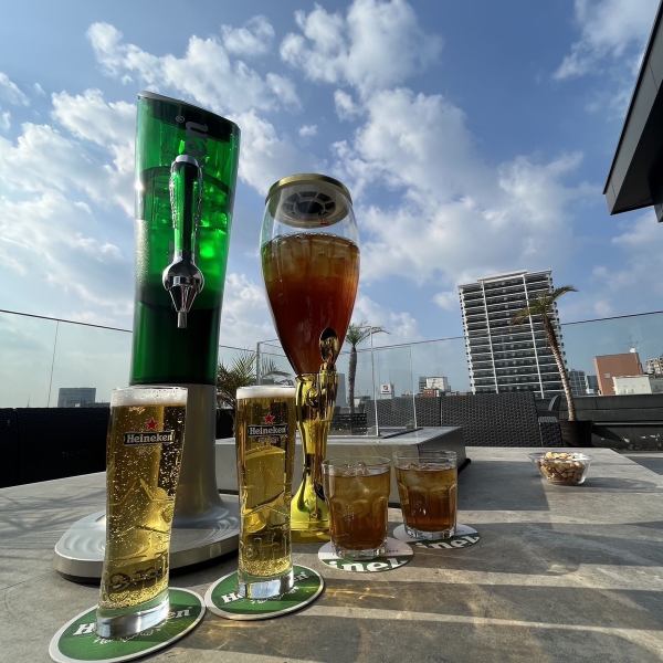 We also recommend drinking during the day. Enjoy a daytime drink on the rooftop! Of course, you can also drink in the cool air inside the bar.