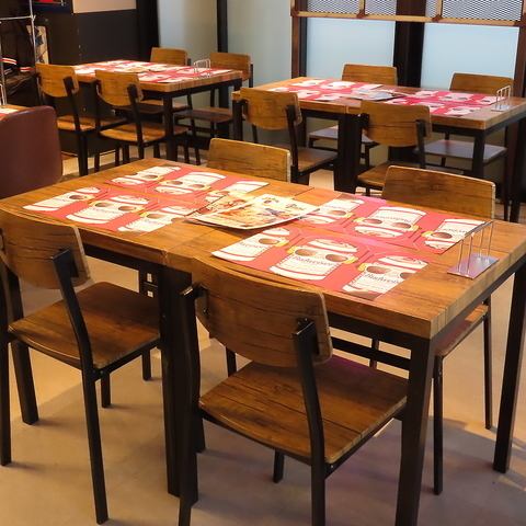 【ウッドテーブル席：1名様～20名様】お洒落な雰囲気の店内から景色を一望できます！店内にあるスタンダードなテーブル席で、4名×4卓、2名×2卓をご用意。人数は1名様～最大20名様まで幅広くお使いいただけます。お洒落で開放感のある店内からは、ルーフトップならではの外の景色も一望できます。