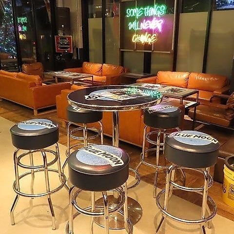 【円卓ハイテーブル席：5名様×1卓】二次会でのご利用やBARをご利用のお客様に最適◎スタンディングバーのような気軽さが魅力の円卓ハイテーブル席は、1名様～最大5名様までご利用いただけます。お好きなドリンクを片手に会話を楽しむのにぴったりのお席で、仲間たちとの距離も自然と縮まります