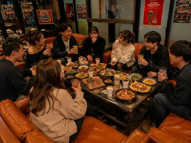 広々とした店内は、本場アメリカのバルを思わせるカジュアルで洗練された雰囲気が漂います。カウンター席ではお一人様でも気軽にスタッフとの会話を楽しみながら過ごせます。テーブル席は少人数の飲み会から大人数のパーティーまでレイアウトを変更でき、歓送迎会や会社宴会にも最適です◎