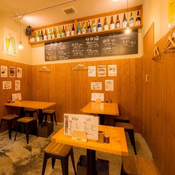 【テーブル席◎2名様～】テーブル席は2名様～OK！テーブルの配置は自由に変えれますので、お気軽にお問い合わせください。デートやご友人と、女子会や各種宴会など様々なシーンでご利用いただけます。