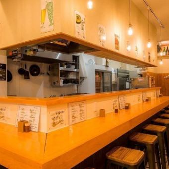 【カウンター席:1~8名様】ライブ感を堪能できる特等席!お一人様やデート利用大歓迎◎お一人様でも気軽にお食事を楽しめるカウンター席。調理する様子を眺めながら、料理をご堪能いただけます。落ち着いた雰囲気のカウンター席はデートにも最適◎当店自慢の逸品を囲んで素敵なひとときをお過ごしください。
