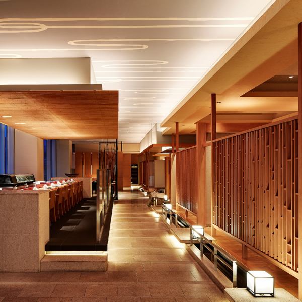 【店内】落ち着いた雰囲気の個室はご結納や大切な方とのご会食にも。宮島 厳島神社の回廊デザインと、モダンな木のインテリアが融合した雅な空間。