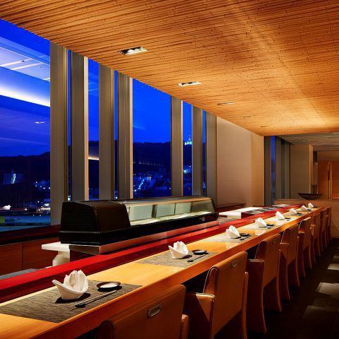[스시 카운터] 크게 확산 창밖에는 히로시마의 관문이 눈 아래에.요리를 장식 요리장 스스로 선정한 일본식 모던 그릇이나 히로시마 산 명주도 준비.일상을 잊고 우아한 시간을 여기 雅庭에서 즐길 수 있습니다.