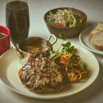 【万博応援グルメ】こてこて ～ハンバーグとろとろ牛すじカレーソースと懐かしパスタプレート～