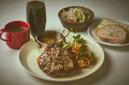 【万博応援グルメ】こてこて ~ハンバーグとろとろ牛すじカレーソースと懐かしパスタプレート~