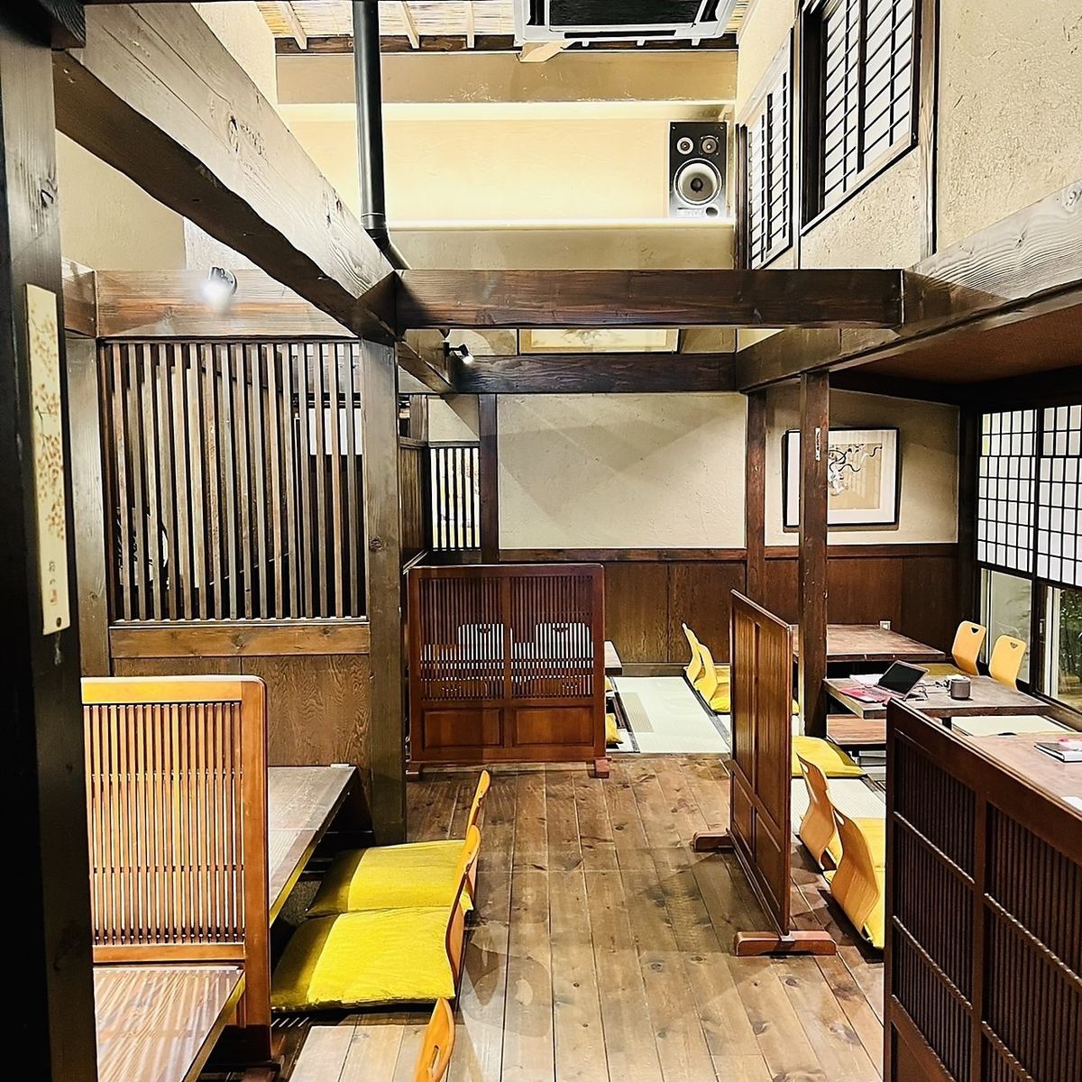 店内は木目基調の落ち着いた雰囲気となっております◎