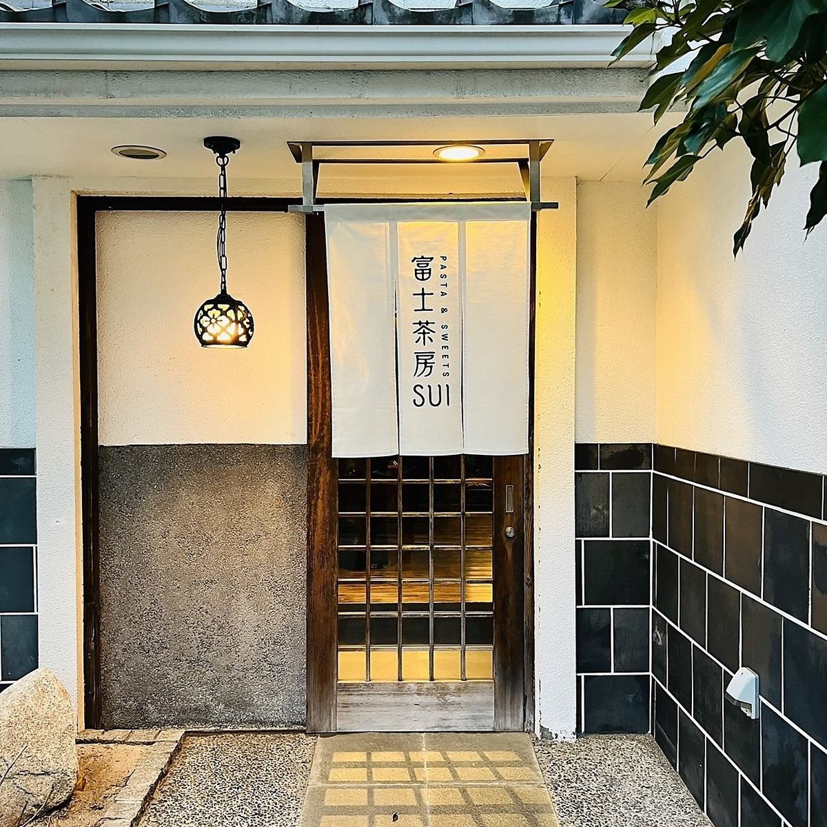 お店入り口は和を感じさせる隠れ家的な外観となっております