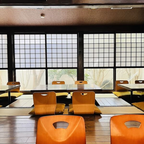 【1階はお食事にも◎】１Ｆお食事フロアには中庭があります！縦スライド式の障子窓に見る中庭に心ゆったりされることでしょう♪木に包まれた店内は他にはない雰囲気があります！是非雰囲気の良い店内で優雅なランチをお楽しみください♪