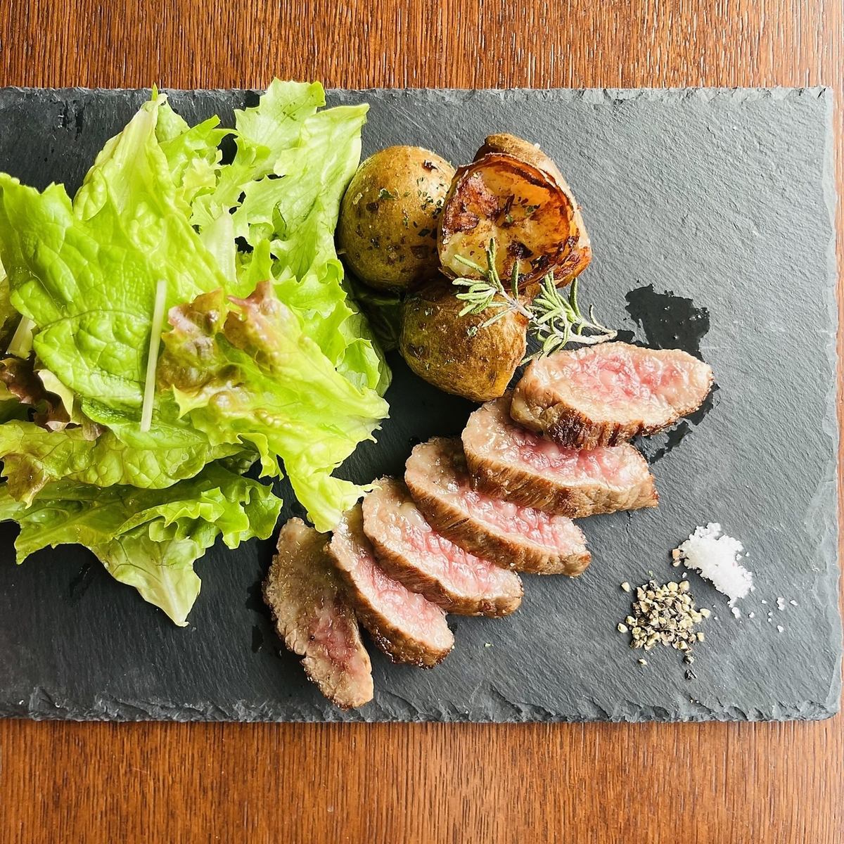 料理長が厳選したお肉を使用したお料理を提供しております！