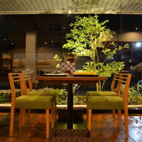 <p>窓際の席は外の風景を眺めながらゆっくり過ごすことができるとっておきのお席です。お席の予約はランチ・ディナーともに可能です。木を基調とした温かい和の空間で挽きたての蕎麦をお楽しみ下さい。単品メニュー・御膳・コースメニューとメニューも豊富なので多彩なシーンで利用がおすすめのお店。</p>