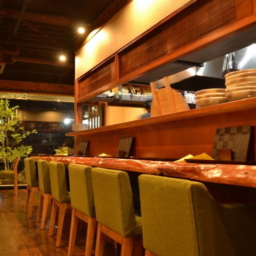 <p>おひとりでの来店も大歓迎。仕事終わりにおいしいお蕎麦を食べてホッと一息つきませんか。思い思いの時間を過ごしていただけるカウンター席は10席。店主厳選の日本酒は季節ごとに蕎麦に合うおいしい銘柄が勢ぞろいしています。3種飲み比べセット1,100円(税込)もおすすめ。</p>