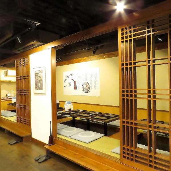 店内奥の座敷は掘りごたつになっております。テーブルも4名掛けと6名掛けがあり、団体では20名まで着席可能です。ファミリーや宴会利用のお客様に人気のお席です。おいしい蕎麦も堪能できる飲み放題90分付宴会コース税込4,400円や、冬季限定で〆に蕎麦がついた鍋コース税込3,300円~ございます。