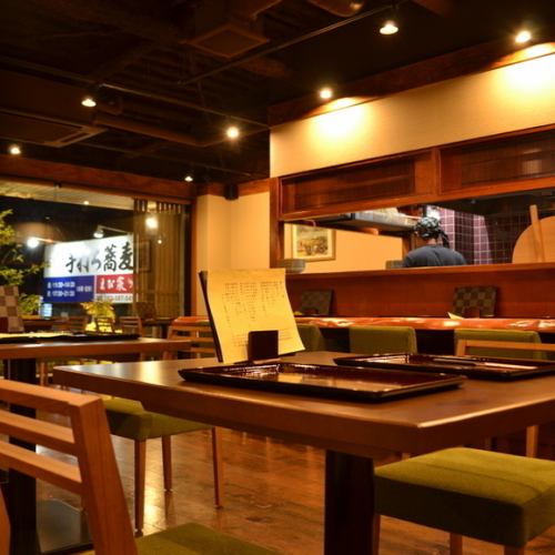 ２名掛けのテーブル席。