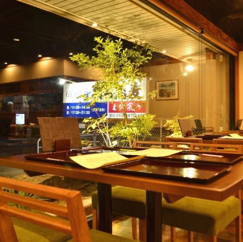 ４名掛けのテーブル席。