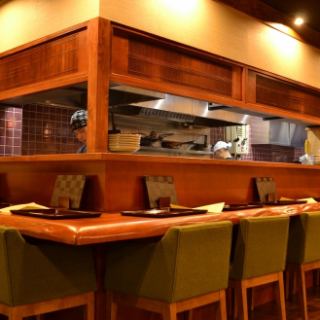 お仕事の合間のランチ、帰りのチョイ飲み、お食事にぴったりのカウンター席。１０席ございます。