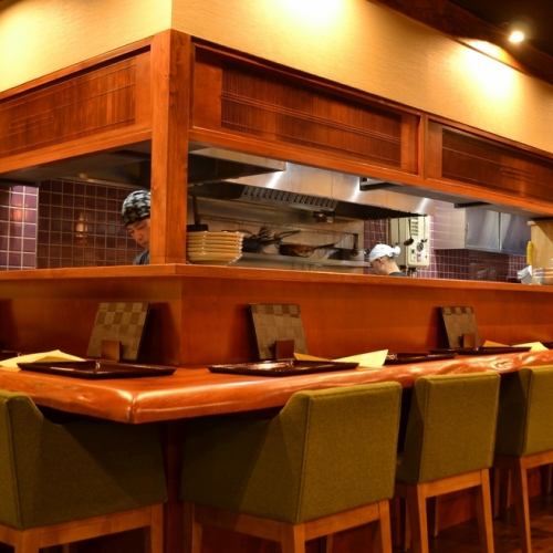 お仕事の合間のランチ、帰りのチョイ飲み、お食事にぴったりのカウンター席。１０席ございます。