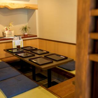 ６名掛け掘りごたつ座敷と４名掛け掘りごたつ席が２席ずつ。