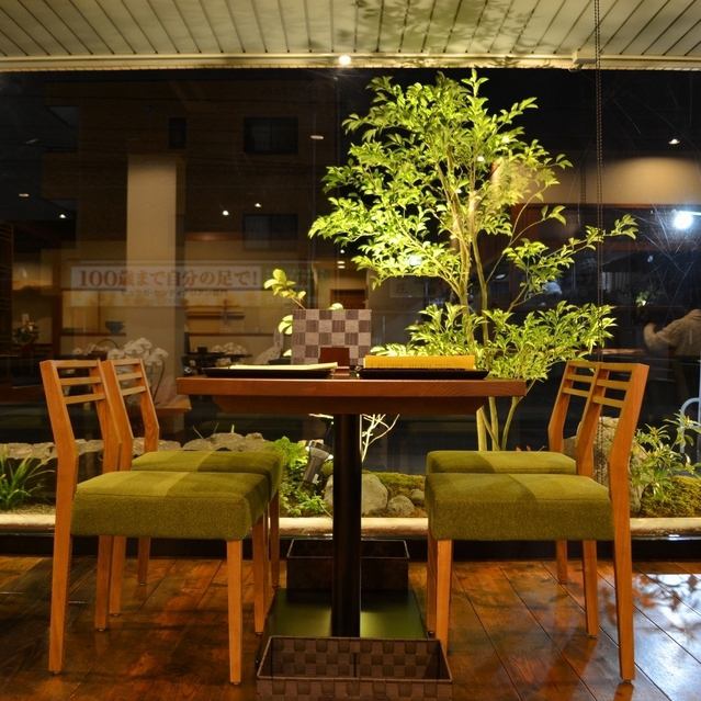 窓際の席は外の風景を眺めながら過ごすことができるお席です。