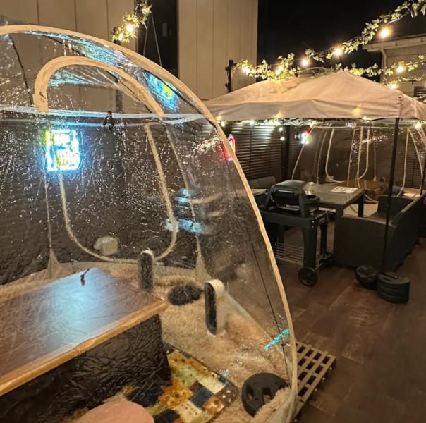 夜は熊本の星空や店内イルミネーションを楽しみながら、非日常感たっぷりの屋上でお酒＆お肉をご堪能いただけます♪いつもの居酒屋では物足りない方、ぜひご来店ください！