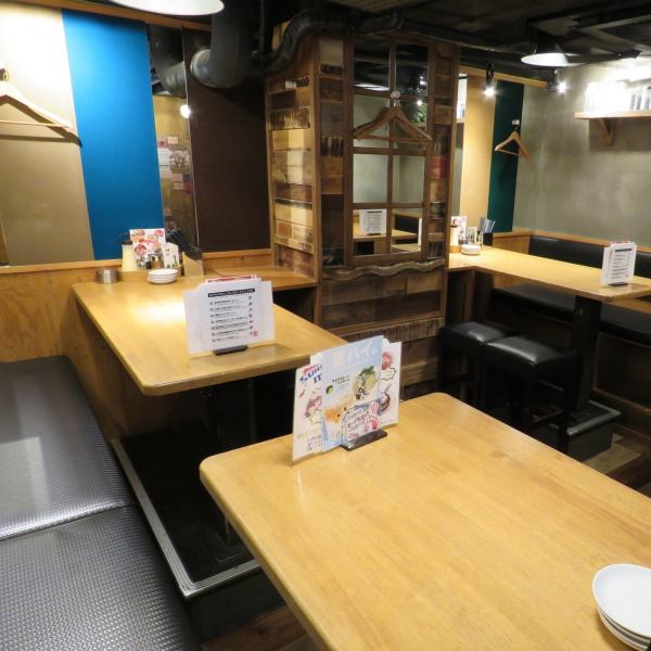The inside of the store is open and spacious ♪ There are table seats in the back that can be used by 4 to 6 people.You can also connect seats, so groups are welcome. ◎ We also accept various banquets such as girls-only gatherings, company drinking parties, and joint parties ☆ If you want to get excited, "ga bri chicken.""! ♪