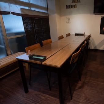 Large table seats that can accommodate 4 to 8 people.If it is used by 10 people or more, it can be reserved as a semi-private room by adding a table.