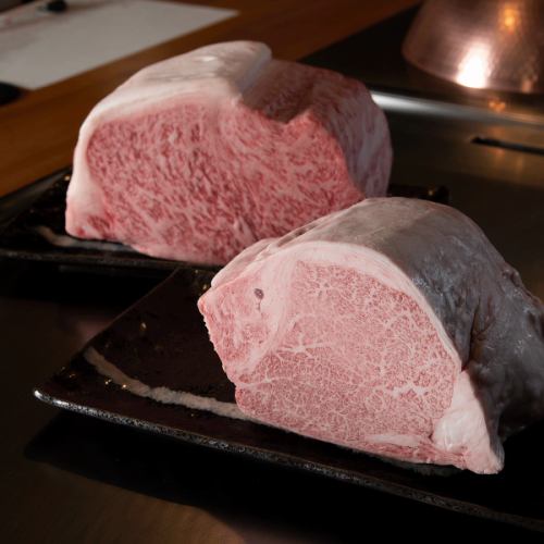 You can enjoy Kuroge Wagyu beef carefully selected by the owner on the iron plate in front of you