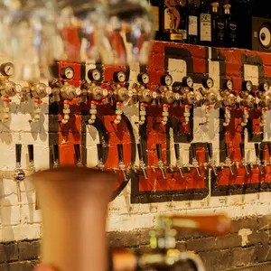 本場の英国パブを感じる重厚感ある店内
