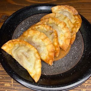 鹿肉の特製揚げ餃子