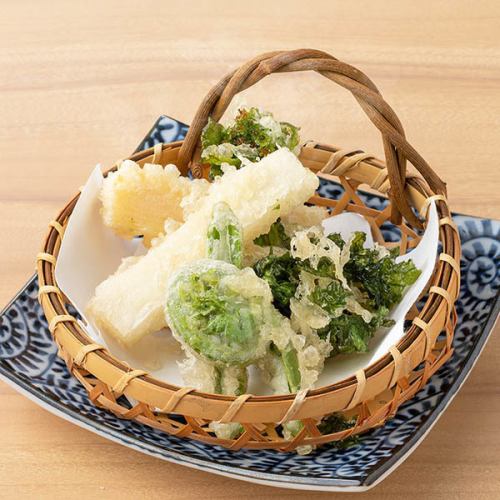 Wild vegetable tempura platter