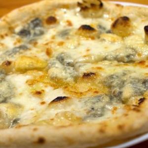 4 kinds of cheese pizza with black pepper flavor