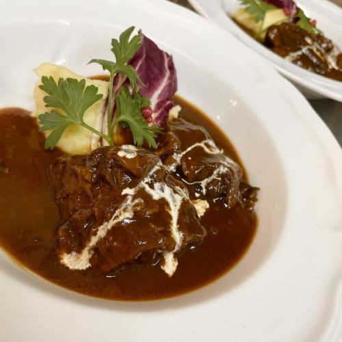 Limited to 5 meals per day! Lunch set of tender beef cheek meat (150g) simmered in red wine