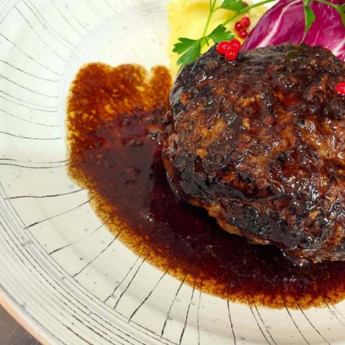 今日は裏メニューでハンバーグあります✨
普段作ることは無いのでかなりレアです。
つなぎをあまり使わず赤身の肉で肉肉しいハンバーグとなっております🍖
オプションでチーズやサマートリュフなんかもアリですね✨
———————————————————— 
⁡  一軒家を改装したイタリアンレストラン 
arte Tomoaki 〜 アルテ トモアキ 〜 
lunch ▷ 11:30-14:30 
dinner ▷ 17:30-22:30 
定休日 ▷ 火・水曜日 ⁡ ————————————————————
#ディナー#ランチ#レストラン#日野#OPEN#food#イタリアン#アルテトモアキ#artetomoaki #Italian #日野ランチ #日野ディナー #日野グルメ#ハンバーグ