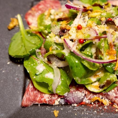『霜降り馬刺しのカルパッチョ』
8月はベビーリーフのサラダ仕立て✨
冷えた白ワイン、芋焼酎と合わせると最高✨
宮崎出身ってこともあり焼酎は30種類以上取り揃えております♪
ご好評頂いている半額イベント『呑みフェス』も後半戦に入りました。ご来店、ご予約お待ちしております✨

———————————————————— ⁡ 
一軒家を改装したイタリアンレストラン 
arte Tomoaki 〜 アルテ トモアキ 〜 
lunch ▷ 11:30-14:30 
dinner ▷ 17:30-22:30 
定休日 ▷ 火・水曜日 ⁡ ————————————————————
#ディナー#ランチ#レストラン#日野#OPEN#food#イタリアン#アルテトモアキ#artetomoaki #Italian #日野ランチ #日野ディナー #日野グルメ#半額#イベント#呑みフェス#馬刺し#カルパッチョ