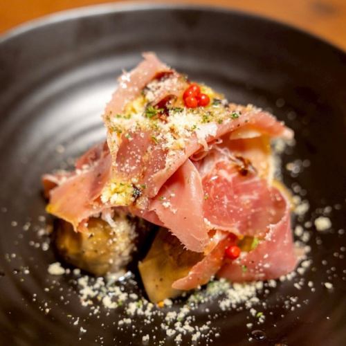 8月限定アラカルトメニュー
『日野産水茄子の洋風焼き浸し　スペイン産生ハム添え』
ご来店されるほとんどのお客様がご注文されます✨
鰹節とトマトでとった出汁に収穫仕立ての水茄子。生ハムにパルメザンチーズにオリーブオイル。
蒸したこの季節にぴったりのひと皿です。
冷えた白ワインが欲しくなります✨

半額イベント『呑みフェス』も開催中です🍻

———————————————————— ⁡ 
一軒家を改装したイタリアンレストラン 
arte Tomoaki 〜 アルテ トモアキ 〜 
lunch ▷ 11:30-14:30 
dinner ▷ 17:30-22:30 
定休日 ▷ 火・水曜日 ⁡ ————————————————————
#ディナー#ランチ#レストラン#日野#OPEN#food#イタリアン#アルテトモアキ#artetomoaki #Italian #日野ランチ #日野ディナー #日野グルメ#半額#イベント#呑みフェス