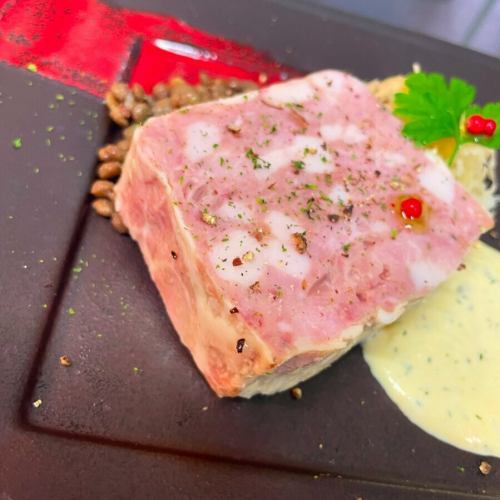 4種類の豚肉の部位を使った
『テリーヌドカンパーニュ』🐖✨
苦手なレバーは入っておりません。
レバーが苦手な方にも美味しく頂けます！

どういう訳か昨日、明日はご予約手間満席なのですが本日予約0人…。
暇ひましてますのでご来店お待ちしております🙇

半額イベント『呑みフェス』も開催中です🍻

———————————————————— 
⁡  一軒家を改装したイタリアンレストラン 
arte Tomoaki 〜 アルテ トモアキ 〜 
lunch ▷ 11:30-14:30 
dinner ▷ 17:30-22:30 
定休日 ▷ 火・水曜日 ⁡ ————————————————————
#ディナー#ランチ#レストラン#日野#OPEN#food#イタリアン#アルテトモアキ#artetomoaki #Italian #日野ランチ #日野ディナー #日野グルメ#呑みフェス