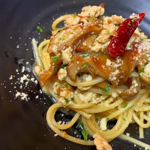 本日のランチパスタ✨
『日野パイロットファームのビックナメコとハーブでマリネした豚ひき肉のペペロンチーノ』
待ちに待った遠藤さんが手がけるビックなめこ!これからパスタ以外にも登場予定!
ご来店お待ちしております♪
————————————————————
一軒家を改装したイタリアンレストラン
arte Tomoaki 〜 アルテ トモアキ 〜
lunch ▷ 11:30-14:30
dinner ▷ 17:30-22:30
定休日 ▷ 火・水曜日 ————————————————————
#ディナー#ランチ#レストラン#日野#OPEN#food#イタリアン#アルテトモアキ#artetomoaki #Italian #日野ランチ #日野ディナー #日野グルメ#なめこ#ペペロンチーノ#日野パイロットファーム