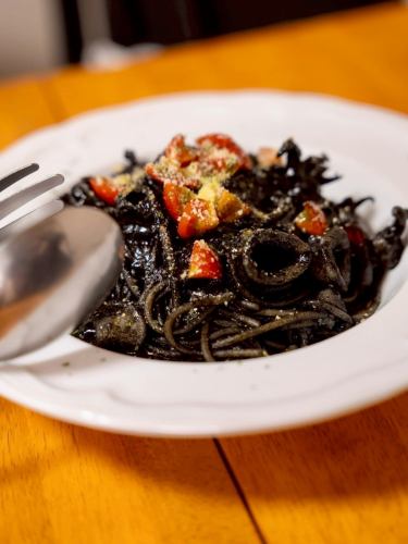 .
アルテトモアキの裏メニュー🍝🖤
ひっそりとご提供している、
知る人ぞ知る人気の イカスミパスタ です😏✨
コク深い旨みと、上品に絡むソースがクセになる一皿。
————————————————————
一軒家を改装したイタリアンレストラン
arte Tomoaki 〜 アルテ トモアキ 〜
lunch ▷ 11:30-14:30
dinner ▷ 17:30-22:30
定休日 ▷ 火・水曜日
————————————————————
#ディナー #ランチ #レストラン #日野 #OPEN #food #イタリアン
#アルテトモアキ #artetomoaki #Italian #日野ランチ #日野ディナー #日野グルメ #イカスミパスタ