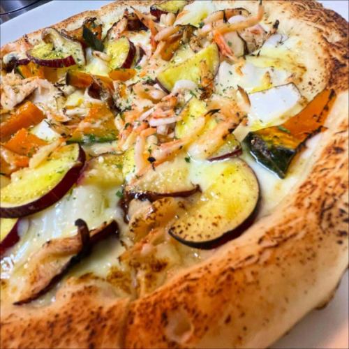 11月限定アラカルトメニューの
『桜エビと秋野菜のチーズピザ🍕』
昨日、高崎で買ってきたお野菜もたっぷり使ってます✨
桜エビと秋野菜の土鍋蒸し野菜もご好評いただいてます✨
11月限定メニューとなっておりますので是非✨
————————————————————
一軒家を改装したイタリアンレストラン
arte Tomoaki 〜 アルテ トモアキ 〜
lunch ▷ 11:30-14:30
dinner ▷ 17:30-22:30
定休日 ▷ 火・水曜日 ————————————————————