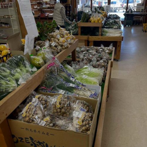 今日はランチをお休みさせていただいて
群馬県高崎市で畑を見学。
帰り道にせっかくなので道の駅✨
安いしめっちゃ質が良し👍
今日のディナーにも登場予定!
17:30からディナータイム通常営業です✨
————————————————————
一軒家を改装したイタリアンレストラン
arte Tomoaki 〜 アルテ トモアキ 〜
lunch ▷ 11:30-14:30
dinner ▷ 17:30-22:30 定休日 ▷ 火・水曜日 ————————————————————