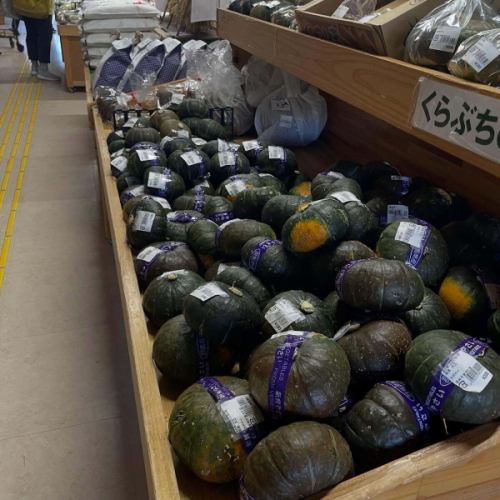 今日はランチをお休みさせていただいて
群馬県高崎市で畑を見学。
帰り道にせっかくなので道の駅✨
安いしめっちゃ質が良し👍
今日のディナーにも登場予定!
17:30からディナータイム通常営業です✨
————————————————————
一軒家を改装したイタリアンレストラン
arte Tomoaki 〜 アルテ トモアキ 〜
lunch ▷ 11:30-14:30
dinner ▷ 17:30-22:30 定休日 ▷ 火・水曜日 ————————————————————