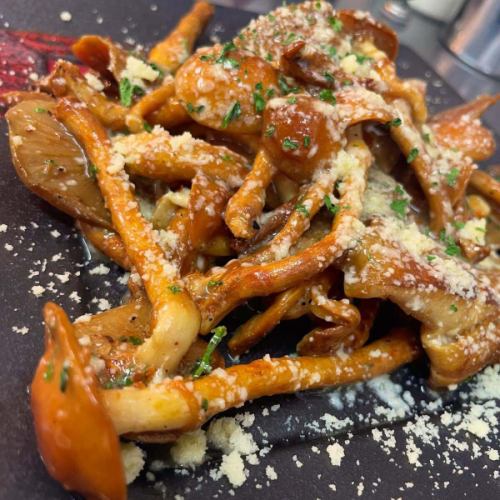 히노 파일럿 농장의 빅 나메코 🍄‍🟫
마늘 소테가 맛있어 ✨
파르메잔 치즈가 다시 맛있어 ✨
화이트 와인과 함께주세요!

—————————————————————
⁡ 한 집을 개조한 이탈리안 레스토랑 arte Tomoaki ~ 아르테 토모아키 ~
런치 ▷ 11:30-14:30
dinner ▷ 17:30-22:30
정기휴일 ▷ 불·수요일 ⁡ —————————————————————
#디너 #런치 #레스토랑 #히노 #OPEN#food#이탈리안#아르테토모아키#artetomoaki#Italian #히노런치 #히노디너