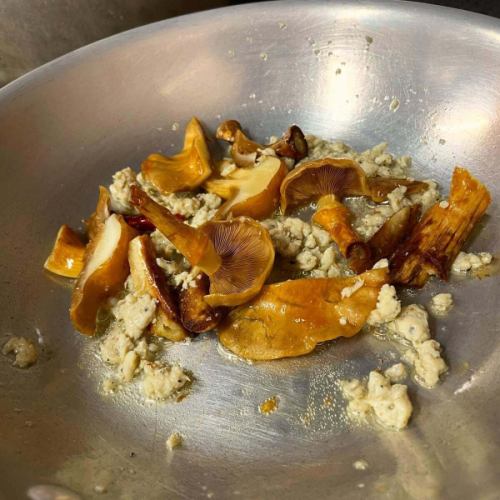 오늘 점심 파스타 ✨
「히노 파일럿 팜의 빅나메코와 허브로 마리네 한 돼지 고기의 페페론치노」
기다리고 기다린 엔도 씨가 다루는 빅 nameko! 앞으로 파스타 이외에도 등장 예정!
내점 기다리고 있습니다♪

—————————————————————
⁡ 한 집을 개조한 이탈리안 레스토랑
arte Tomoaki ~ 아르테 토모아키 ~
런치 ▷ 11:30-14:30
dinner ▷ 17:30-22:30
정기휴일 ▷ 불·수요일 ⁡ —————————————————————
#디너#런치#레스토랑#히노#OPEN#food#이탈리안#아르테토모아키#artetomoaki#Italian #히노런치 #히노디너 #히노맛집