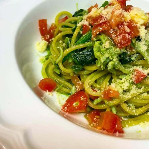 あまりお店で提供することの無かった『ジェノバ』のパスタ🌱
質の良いバジルが入ったので作ってみました✨
『釜揚げしらすとフレッシュトマトとほうれん草のジェノバ風パスタ』
メニューには載っていない裏メニューパスタですがご好評頂いてます✨

———————————————————— ⁡ 
一軒家を改装したイタリアンレストラン 
arte Tomoaki 〜 アルテ トモアキ 〜 
lunch ▷ 11:30-14:30 
dinner ▷ 17:30-22:30 
定休日 ▷ 火・水曜日 ⁡ ————————————————————
#イタリアン#日野#ディナー#ランチ #パスタ