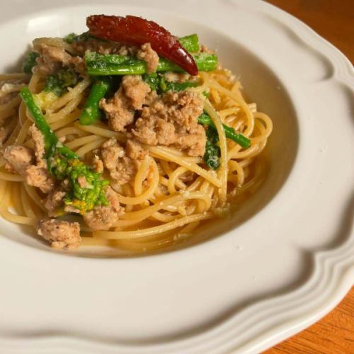 春の食材を使いたくて辛抱たまらん！
って事で『ハーブでマリネした大山鶏ひき肉と宮崎直送菜の花のペペロンチーノ✨』を作りましたの図。
春だ〜🌸
花粉さえ無ければ凄く好きな季節…。

———————————————————— ⁡ 
一軒家を改装したイタリアンレストラン 
arte Tomoaki 〜 アルテ トモアキ 〜 
lunch ▷ 11:30-14:30 
dinner ▷ 17:30-22:30 
定休日 ▷ 火・水曜日 ⁡ ————————————————————
#ディナー#ランチ#日野#イタリアン#菜の花
